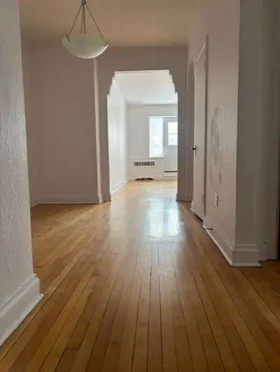 Joli 5¼, deux chambres, chauffage, eau chaude, cuisinière au gaz et frigo inclus. Très grandes pièce...