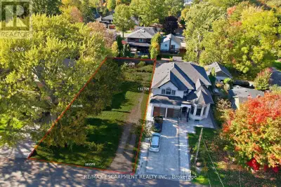 Seller open to VTB mortgage. Rare opportunity in prestigious Mineola - one of Mississauga's most tig...