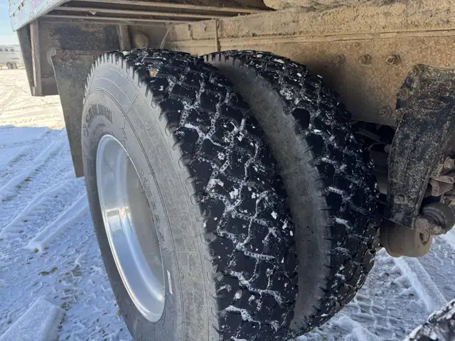 2005 PETERBILT 335 in Heavy Trucks in Saskatoon - Image 59