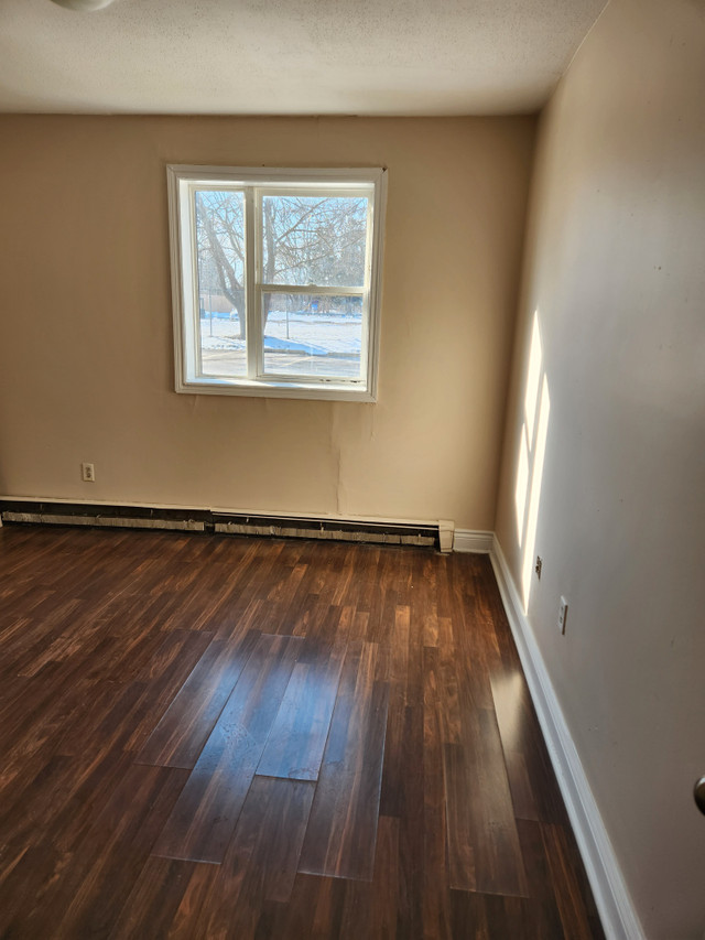 BEAUTIFUL 2 BR APARTMENT IN WALLACEBURG PERFECT FOR 50+!!! Long