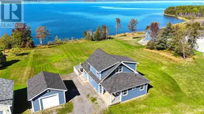 Beautiful Waterfront Home Just 5 Minutes from Dundee Golf Resort Ideal as a primary residence, vacat...