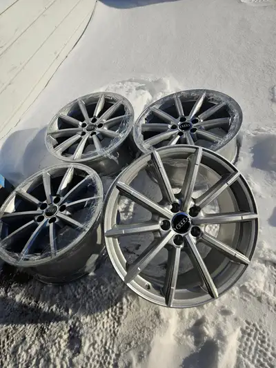 Beautiful set of original Audi Q5 wheels in sparkle silver finish. They will also fit other Audi / V...