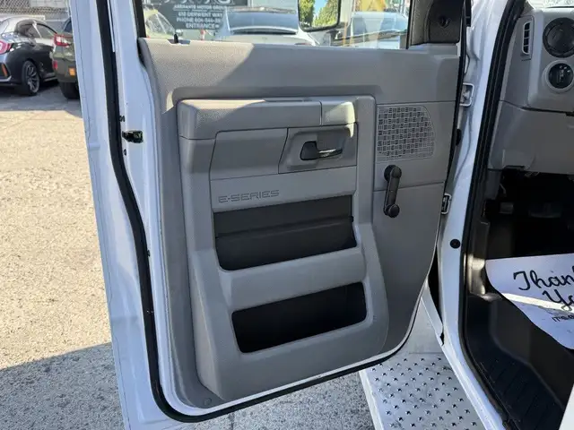 2016 Ford E-350 Econoline Super Duty 8 Passenger Wheelchair Acce in Heavy Trucks in City of Montréal - Image 26