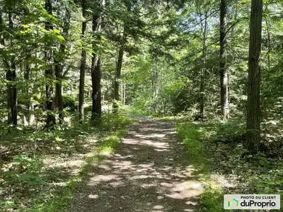 *** 95 212 pieds carrés *** Magnifique terrain prêt à construire sur une propriété très rare adossée...