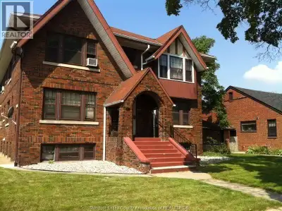 Charming 2 bedroom 1 bathroom unit in prime Walkerville location! Discover this inviting apartment a...