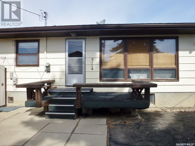 203 1st AVENUE W Kindersley, Saskatchewan in Houses for Sale in Saskatoon - Image 3