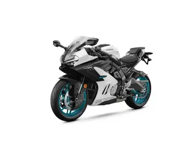 2026 CFMOTO 675 SS Une moto sport-route polyvalente qui combine agilité, puissance et design moderne...