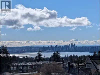This top floor S/W corner suite is the best in the building. Sweeping "ear to ear" views of the city...