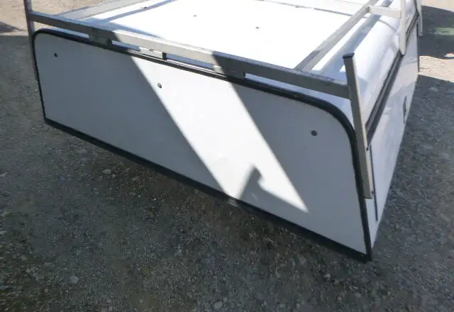 2014 - 2018 GMC Sierra or Chevrolet Silverado 6'6 White Leer Cap in Other Parts & Accessories in Kitchener / Waterloo - Image 4