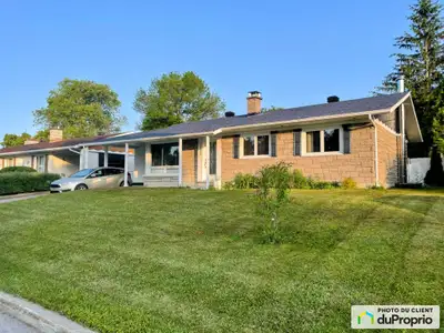 Belle opportunité à ne pas manquer! Charmant plain-pied offrant 3 chambres à l'étage, avec revêtemen...