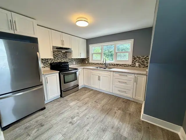 Beautiful 2 Bed, 1 Bath Upper Unit on Campbell Ave.