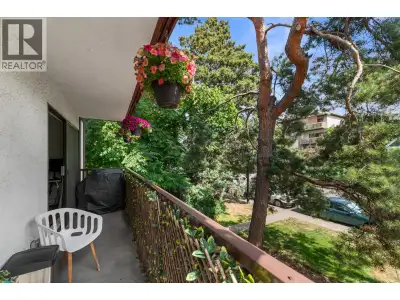 Finding a fully renovated 2-bedroom corner unit with in-suite laundry under $600k is nearly impossib...