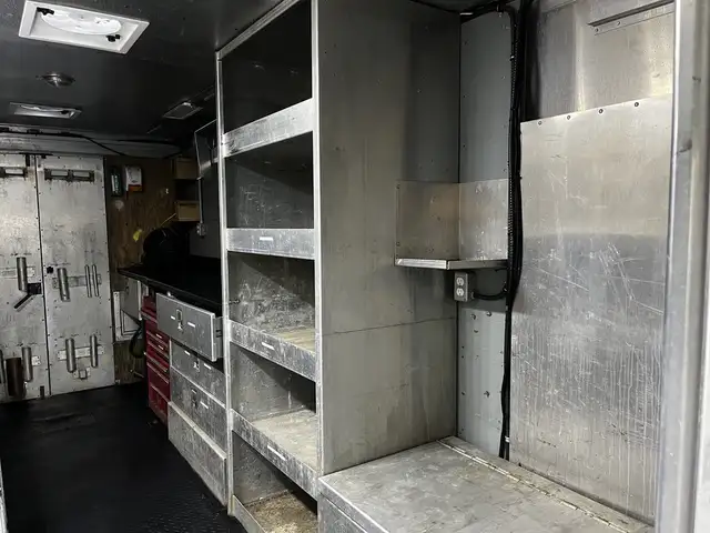 2005 Morgan Olson Workhorse 14 Foot Step Van with Shelving in Heavy Trucks in City of Montréal - Image 28