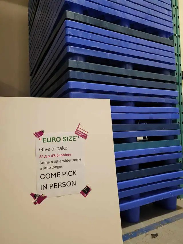 we have wooden or plastic pallets in door use outdoor use 48x40+ in Outdoor Tools & Storage in Mississauga / Peel Region - Image 8