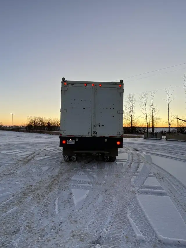 2005 PETERBILT 335 in Heavy Trucks in Saskatoon - Image 7