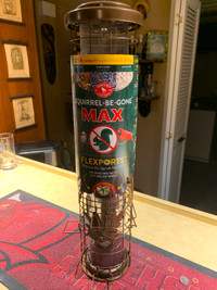 PERKY PETs  Squirrel-Be-Gone Max Bird Feeder - 1.75 lb Capacity