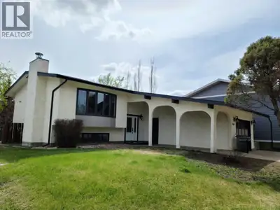 Riverside Living in Peace River’s North End! Here’s your chance to own a spacious and welcoming bi-l...