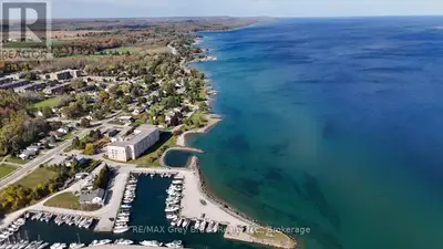 2 bedroom condo located on the Beautiful shores of Georgian Bay. This well appointed unit, has a lar...