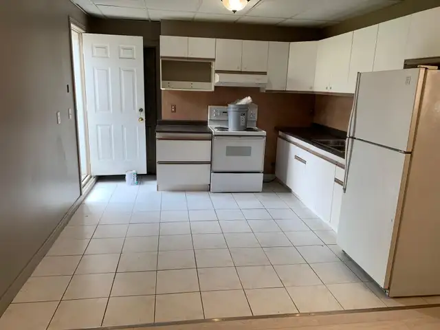 2 Bedroom Lower Unit All Inclusive w/ AC, laundry,1 parking spot in Long Term Rentals in Windsor Region - Image 3
