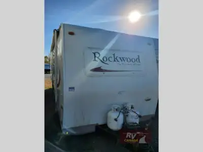 Please Call Us At 613.851.7326 with any questions? Rear Bath, Closet, Tub/Shower, 3 Burner Range, Do...