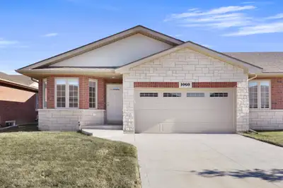 Gorgeous 2 Bed 2 Bath East Windsor w/ Garage, Quartz & Hardwood