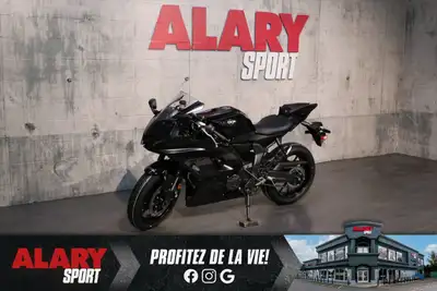 Alary Sport Cette MOTOCYCLETTE YAMAHA YZF-R7 2025 est disponible DÈS MAINTENANT! Contactez-nous au 4...