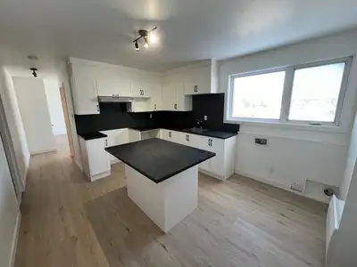 418-655-8912 Au 4483 3ème avenue ouest #9, superbe 3 1/2 entièrement rénové. Situé au 3e et dernier...