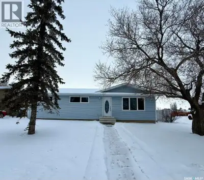 30 West Road - 1056 sq ft bungalow plus 26'x28' detached heated garage(2008) all situated on a 7405...