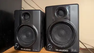 4 Powered  M-Audio speakers 2AV30 2AV40, View more