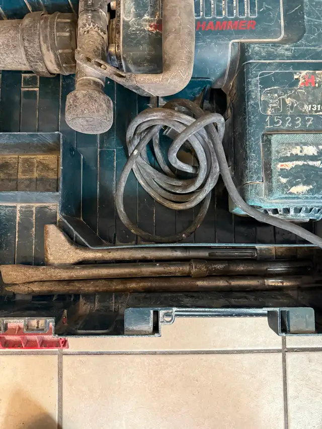 BOSCH 11316EVS SDS-Max Demolition Hammer in Power Tools in Hamilton - Image 4