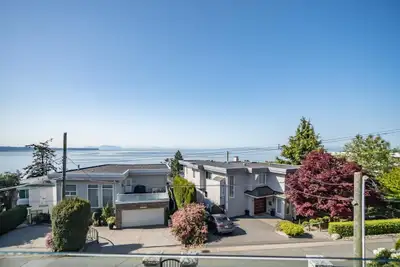 SPECTACULAR OCEANS VIEWS. Property is secure gated entertainers delight. Upper floor features a newe...