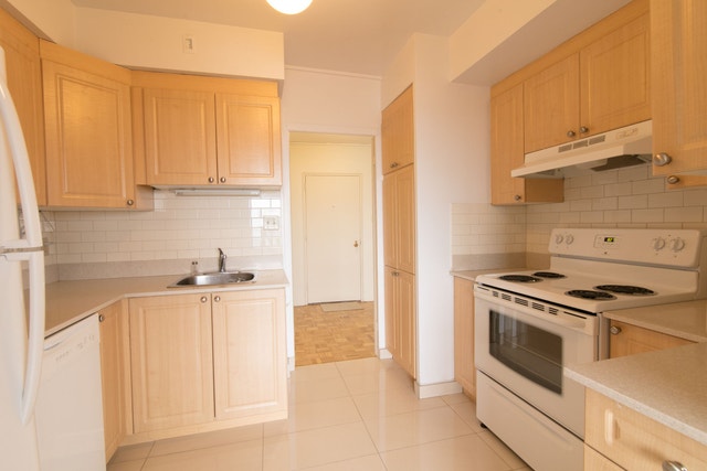 3555 Cote-des-Neiges Road — photo 1