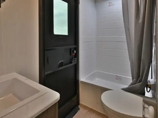 2026 Cherokee Alpha Wolf 26DBH in Travel Trailers & Campers in Edmonton - Image 17