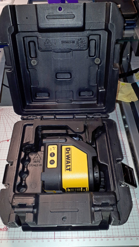 DeWalt Laser Level DW088 like new in Case in Hand Tools in Vernon - Image 2