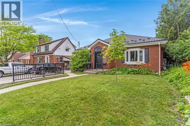 805 ROCKWAY Drive Kitchener, Ontario in Houses for Sale in Kitchener / Waterloo - Image 3
