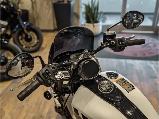 2024 Indian Motorcycle Sport Chief // Ghost White Metallic Smoke in Street, Cruisers & Choppers in Winnipeg - Image 9