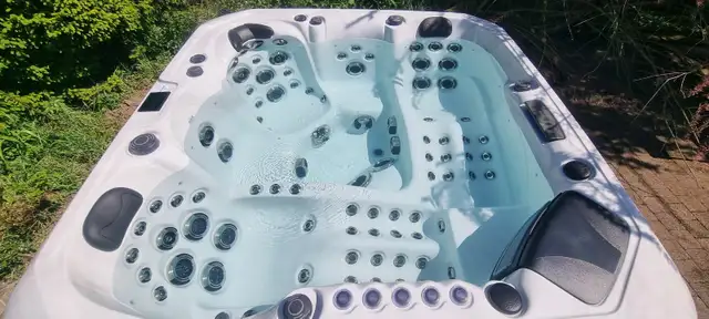 SATURN HOT TUB FOR SALE in Hot Tubs & Pools in Oakville / Halton Region - Image 2