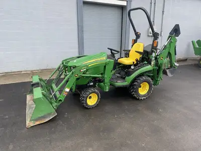 2019 John Deere 1025R Compact Utility Tractor w/ Backhoe (TLB). 891 hrs. Just inspected and serviced...