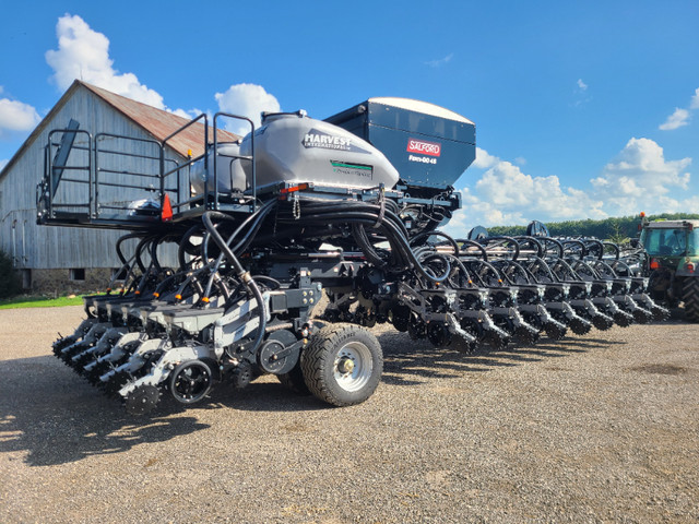 24 Row Harvest International with 6T Salford Dry Fert in Farming Equipment in Owen Sound - Image 2