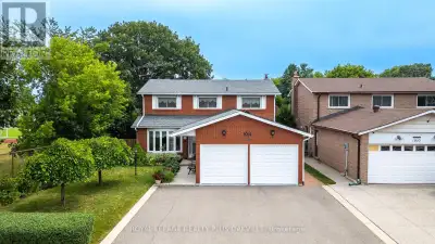 OPPORTUNITY KNOCKS in Oakville's popular College Park neighbourhood! Are you looking for a Detached...