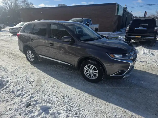 2017 Mitsubishi Outlander ES AWD in Cars & Trucks in Sudbury - Image 6