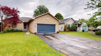Spacious 3+3 Bed Bungalow | In-Law Suite Potential | 2-Car Garage Welland – Quiet North End Neighbor...