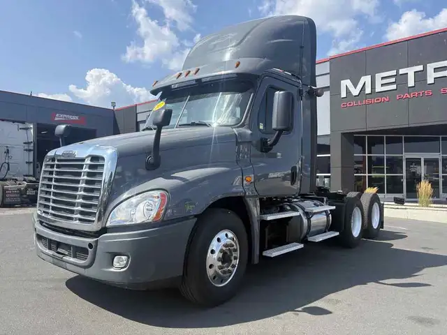 2017 Freightliner Cascadia Safety Certified in Heavy Trucks in Hamilton - Image 3