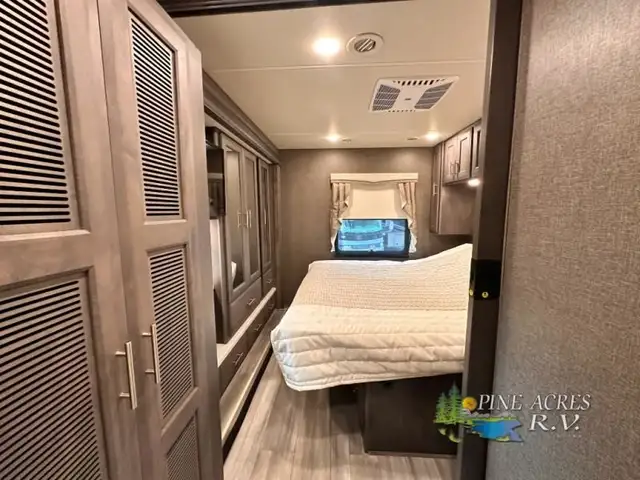 2022 Thor Motor Coach Challenger 35MQ only 6,310 Miles in RVs & Motorhomes in Moncton - Image 44