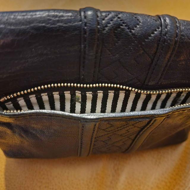 L.A.M.B. leather clutch in Women's - Bags & Wallets in Oakville / Halton Region - Image 4