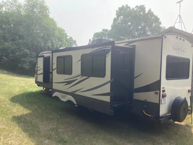 2015 CROSSROADS SUNSET TRAIL RESERVE 30RE (FINANCING AVAILABLE) in Travel Trailers & Campers in Strathcona County - Image 5