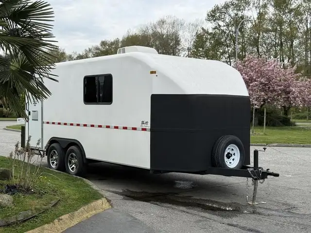 2025 shuttle Office 20-Foot Mobile Office Trailer in Cargo & Utility Trailers in Richmond - Image 2