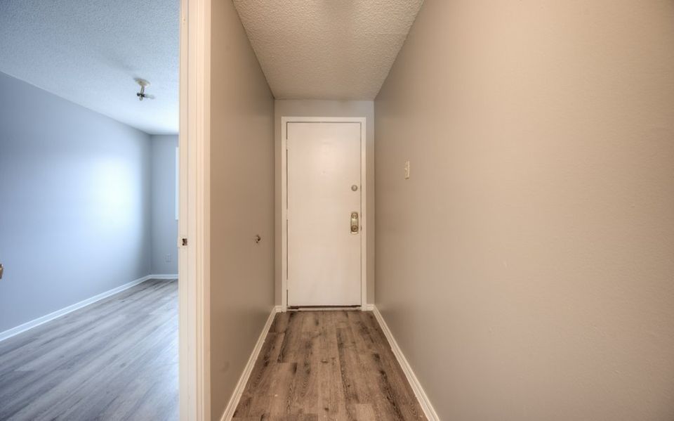 2 Bedroom Stacked Townhouse - Excellent Location 3