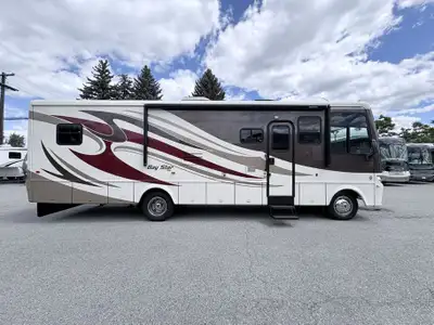 2013 Newmar Bay Star 3209 | Penticton, BC The 2013 Newmar Bay Star 3209 delivers the perfect mix of...