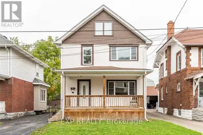 Welcome to 62 Randolph! This upstairs 2 bedroom unit has been renovated and updated. Featuring stain...